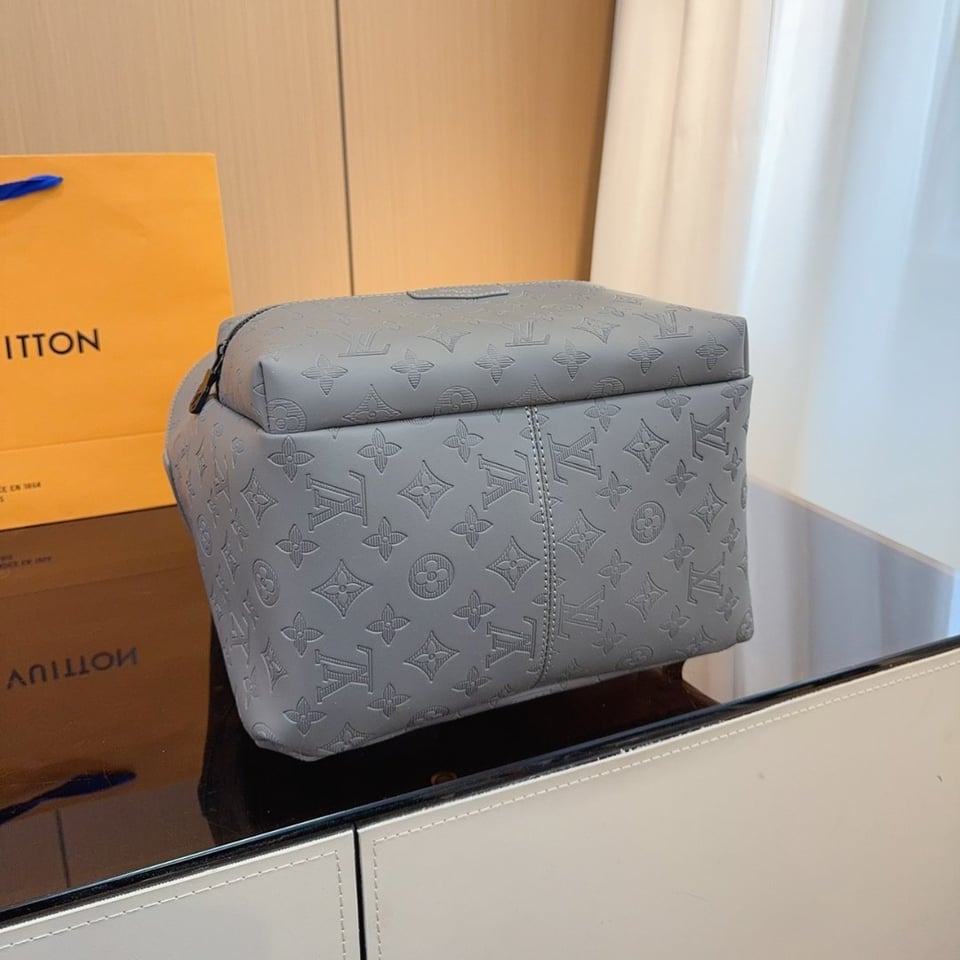 Louis Vuitton Discovery Backpack Anthracite Gray 28Cm M46557 view 3