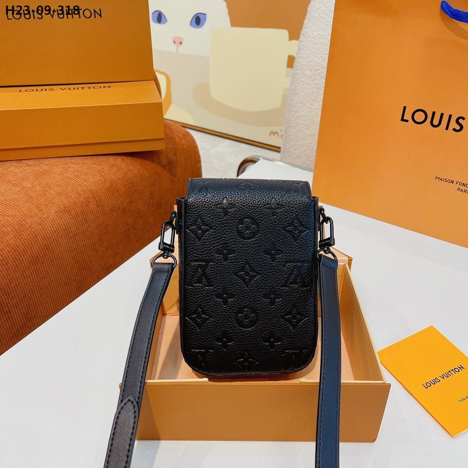 Louis Vuitton S Lock Vertical Wearable Wallet Black 19Cm M81524 view 9