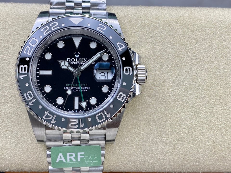Rolex GMT-Master II 126710GRNR “Bruce Wayne” Jubilee 2024 view 9