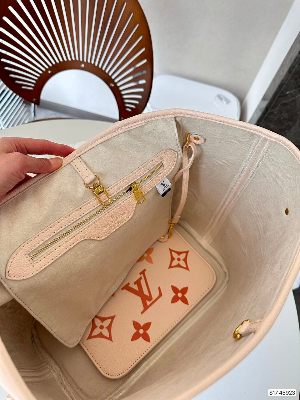 Louis Vuitton Neverfull MM Bag ‘Beige Clair’ 31Cm M46516 view 4