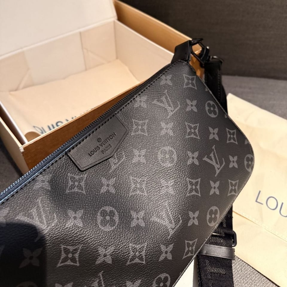 Louis Vuitton Pochette Accessoire Bag Black 24Cm view 5