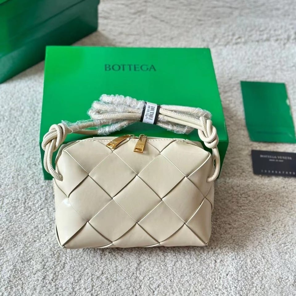 Bottega Veneta Small Camera Bag Mxn 52 400 18Cm view 3