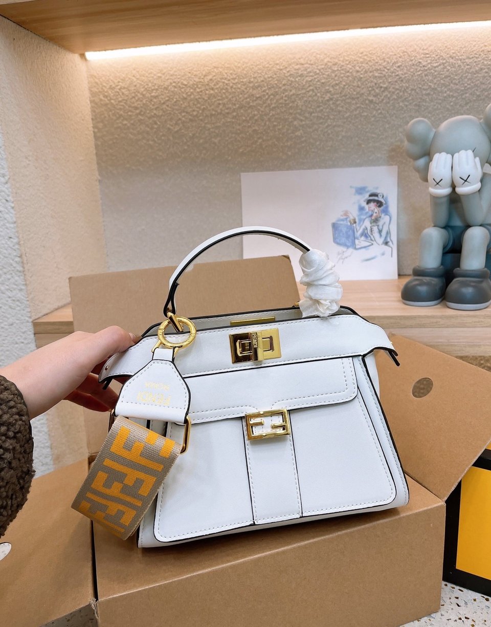Fendi Peekaboo Mini Bag Leather Bag With Baguette Pocket White 23Cm view 3