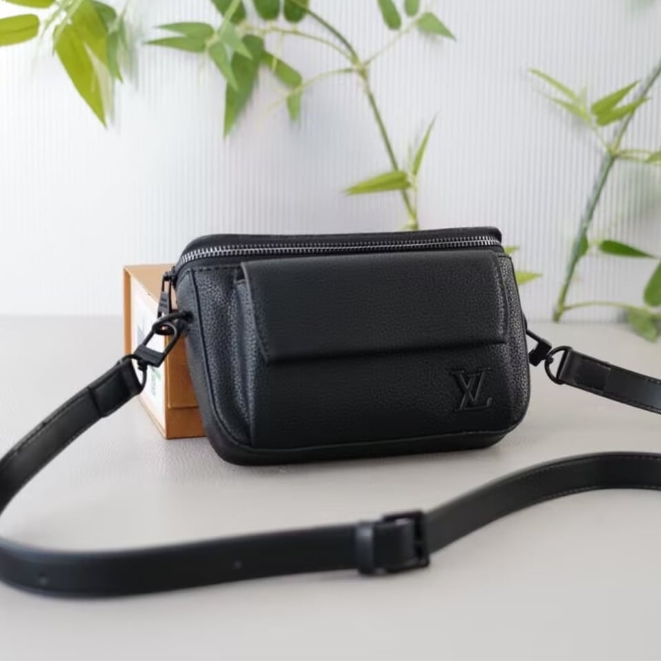 Louis Vuitton Pilot Bag Black 29Cm view 3