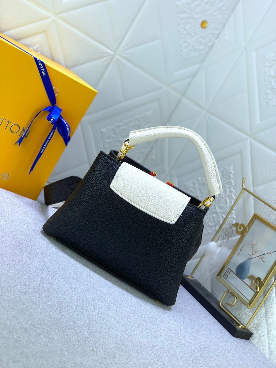 Louis Vuitton Capucines Bb Black Greige 27Cm view 6