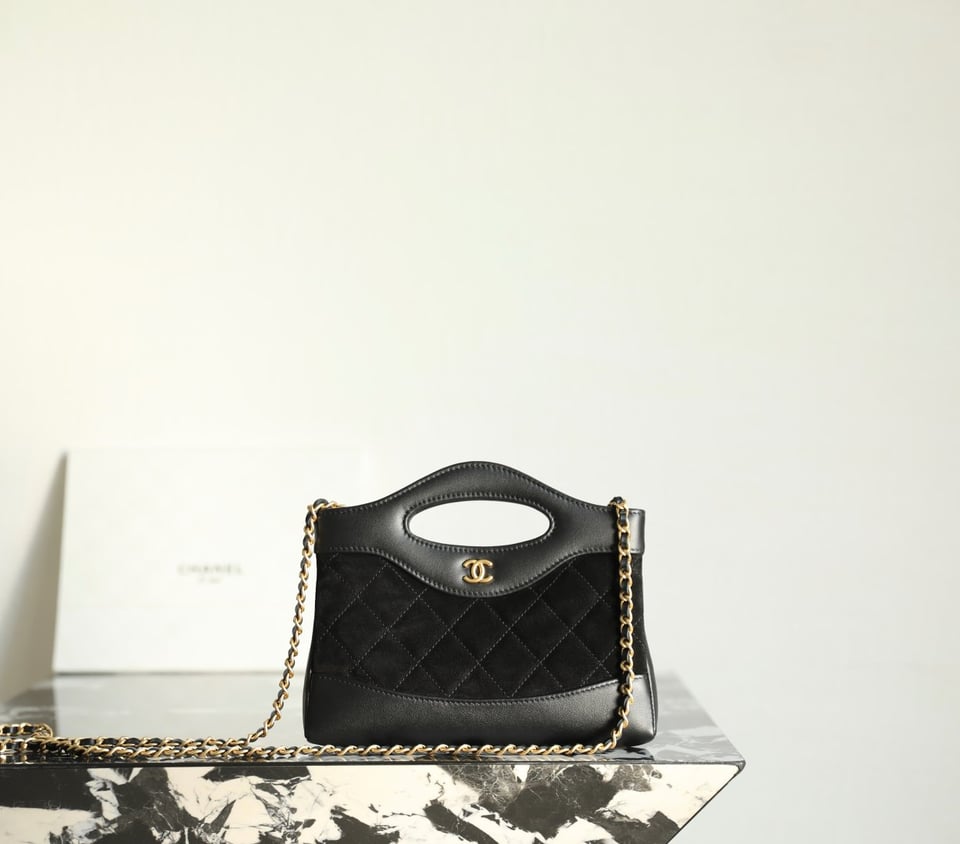 Chanel Crossbody Bag Black 20cm/ 7.9in view 3