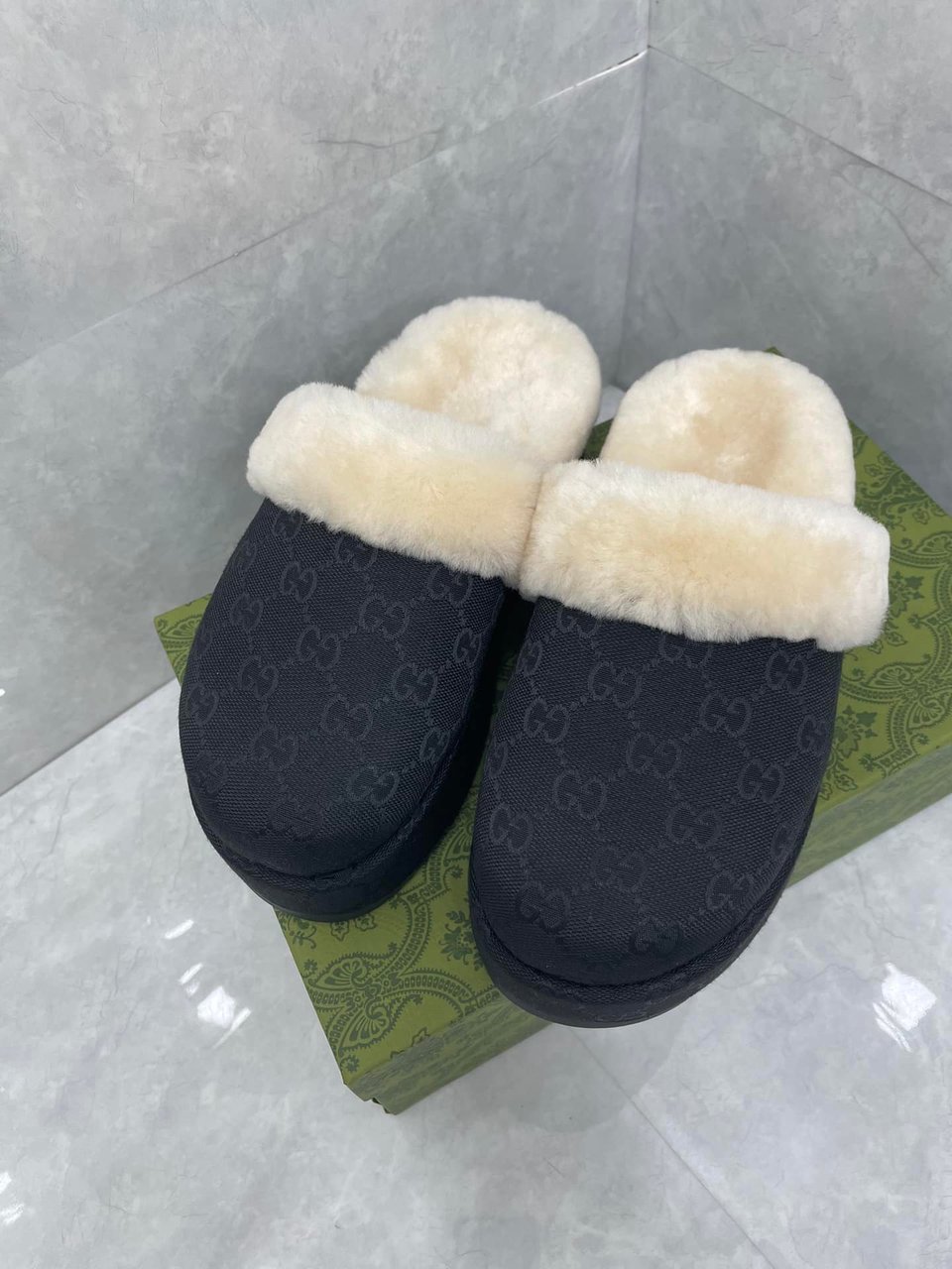 Gucci Slipper Mit Gg Horsebit Monogram In Black view 3