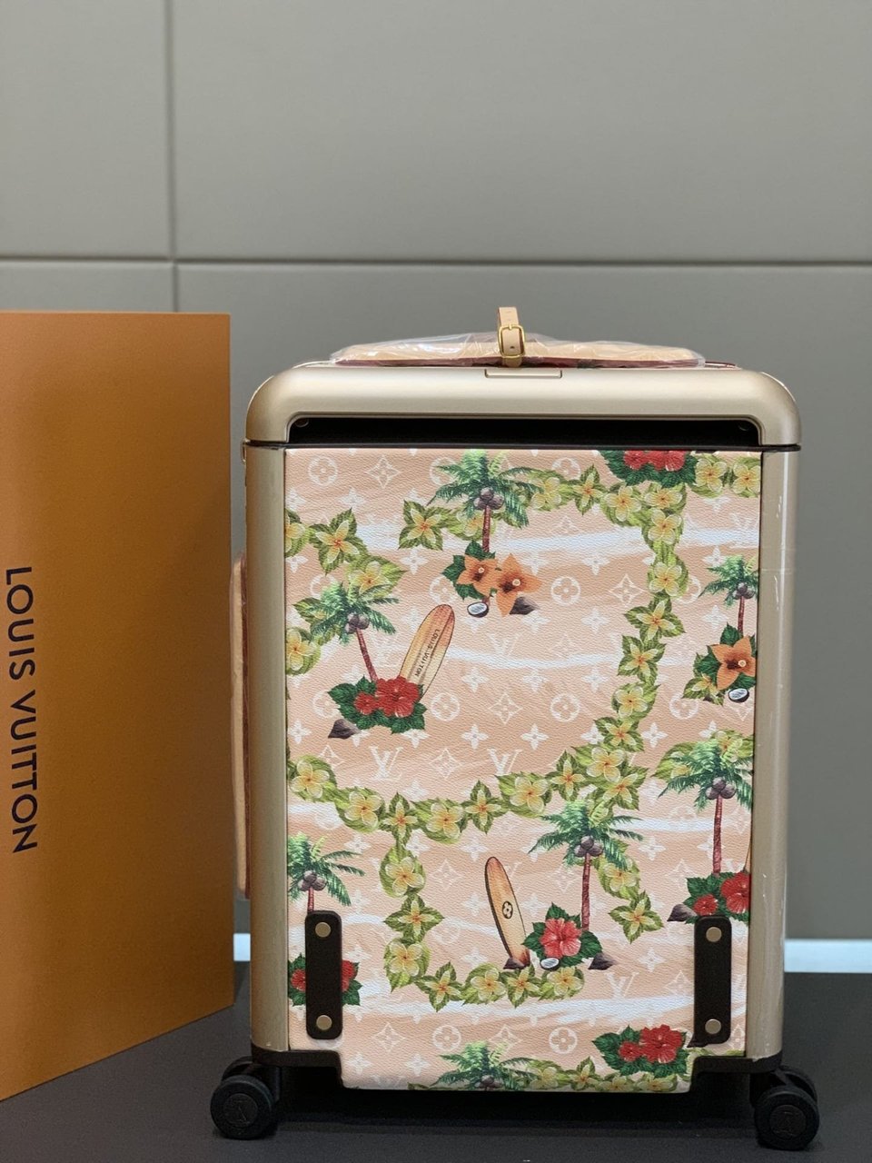 Louis Vuitton Horizon 55 Suitcase Monogram Surfin Coated Canvas Sand 55Cm M24798 view 5