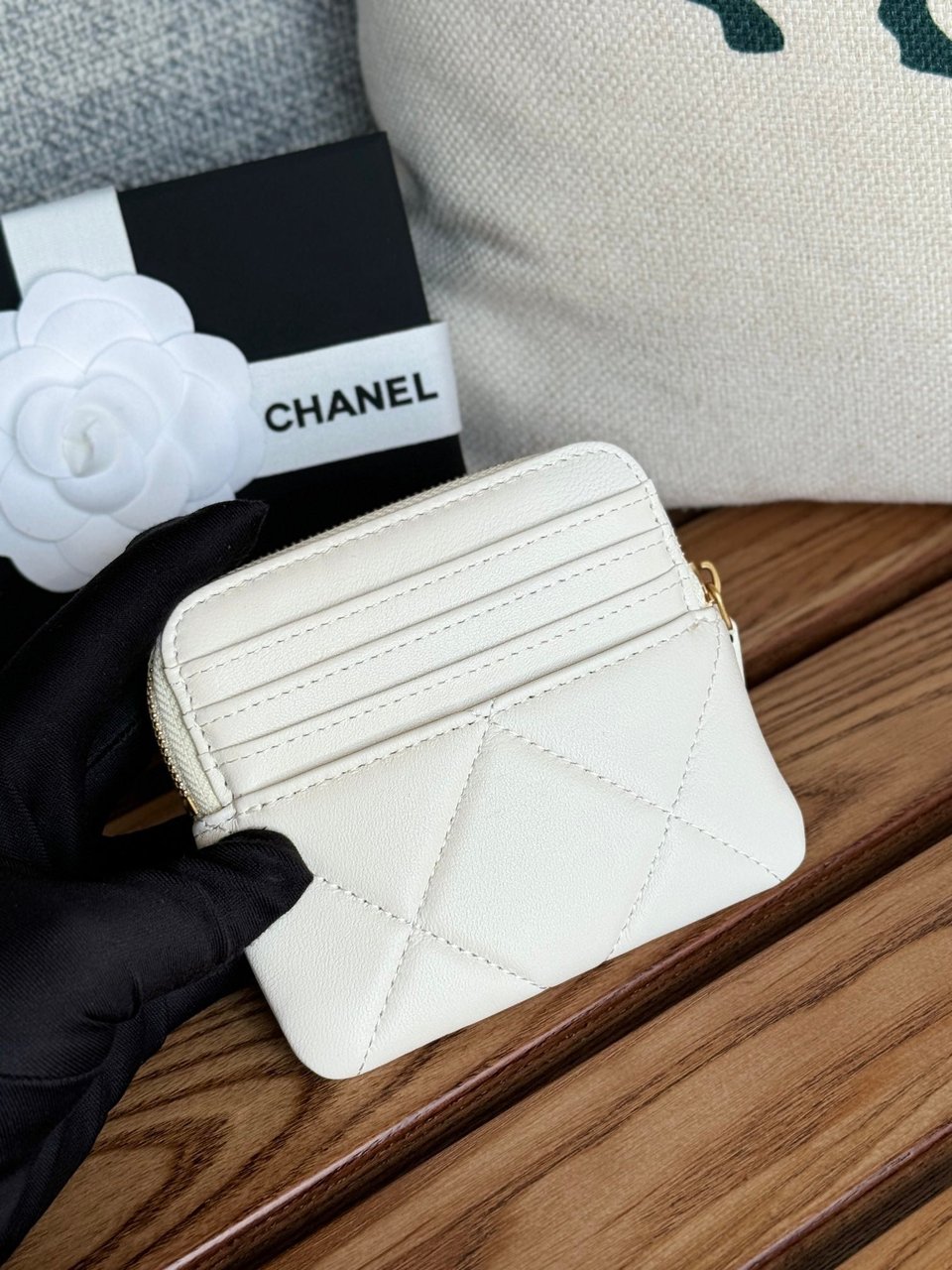 Chanel 19 Zipped Coin Purse 11Cm White Lambskin Gold Hardware view 5
