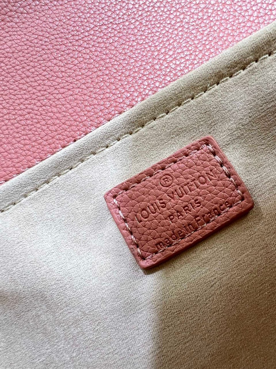 Louis Vuitton Pochette Metis Dark Pink 25Cm view 4