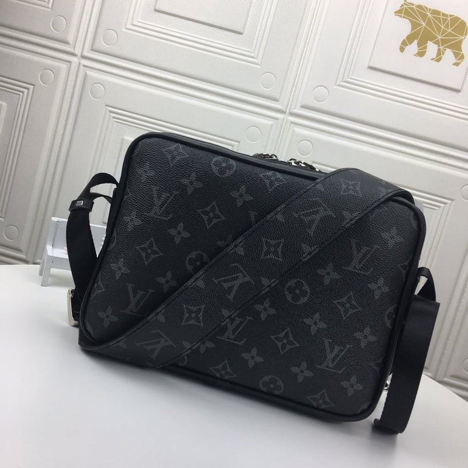 Louis Vuitton Outdoor Messenger Black 29Cm view 7