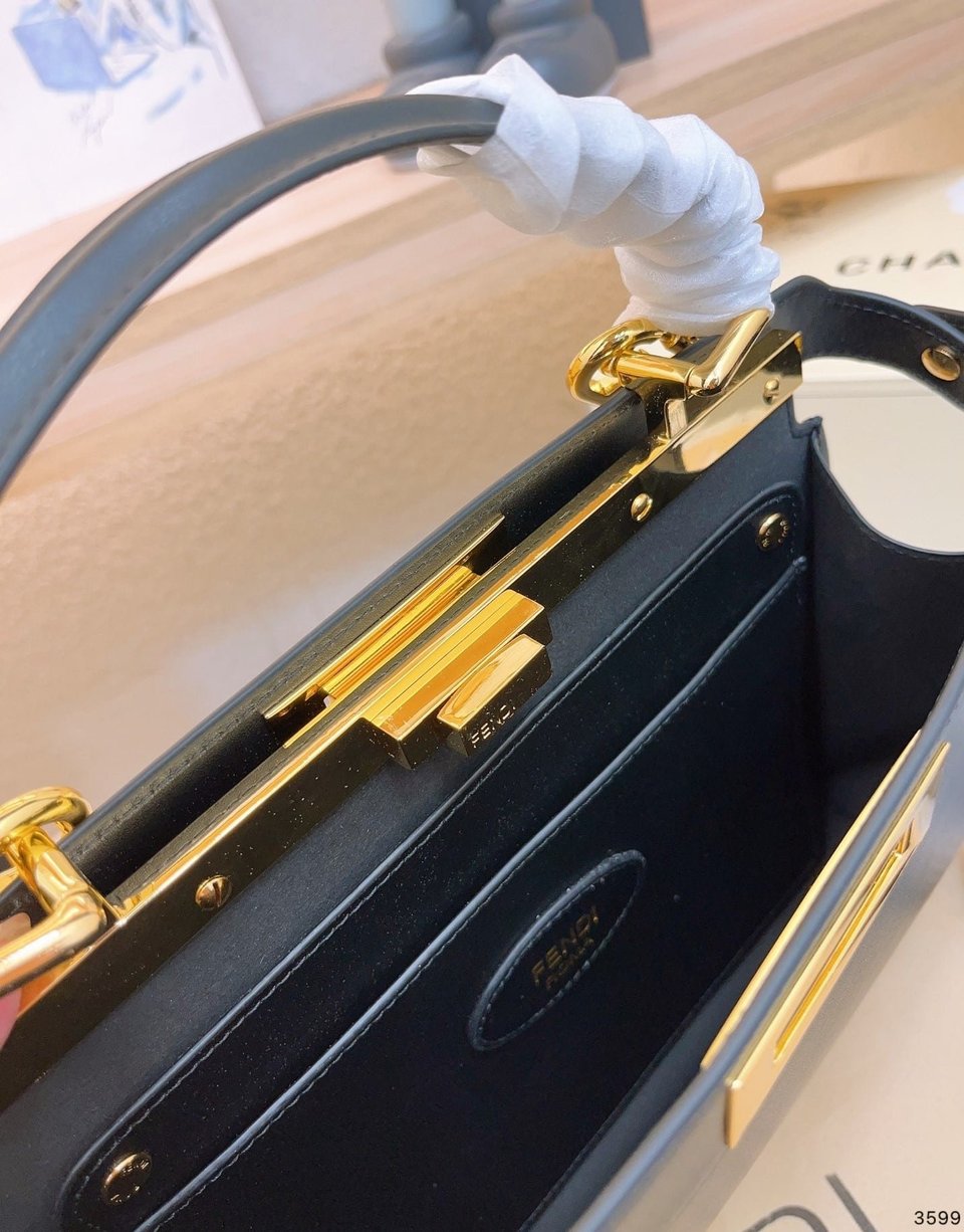 Fendi Peekaboo Iseeu Petite Black 32Cm view 3