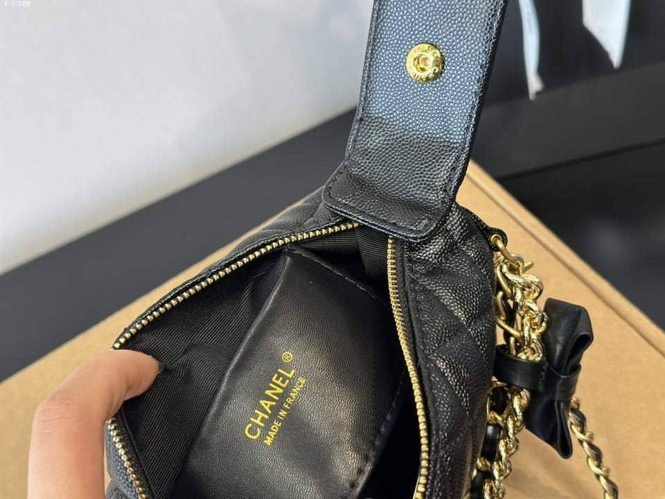 Chanel Pouch Grained Shiny Calfskin Black 17Cm/6.7in Ap3943 B16288 94305 view 11