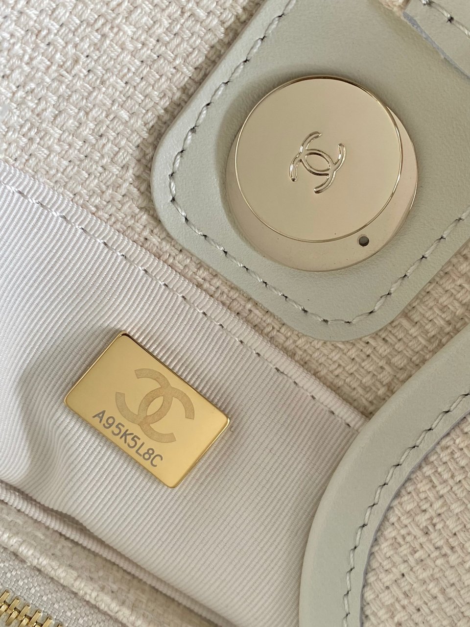 Chanel Crossbody Shopping Bag 35cm/ 13.8in White view 8