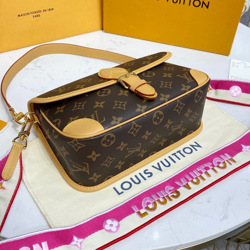Louis Vuitton Diane Fuchsia M46049 view 3
