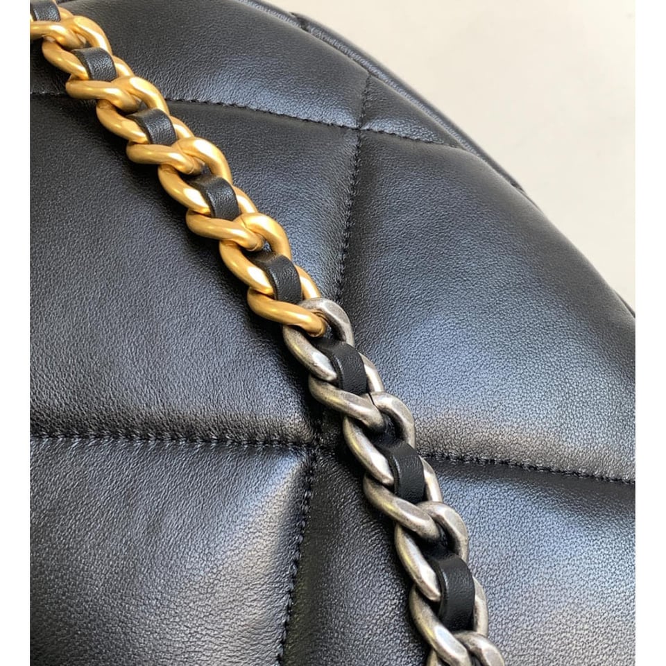 Chanel 19 Hobo Bag Black Quilted Lambskin 24cm view 11