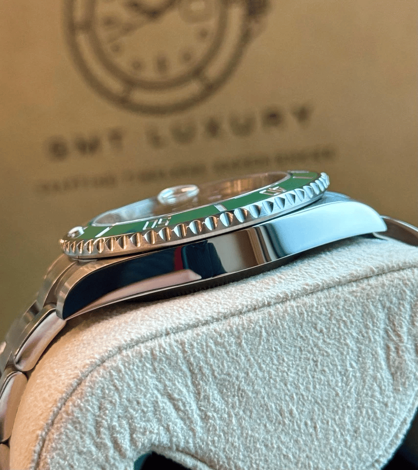 Rolex Submariner 40mm Green Dial 116610LV “Hulk” view 3