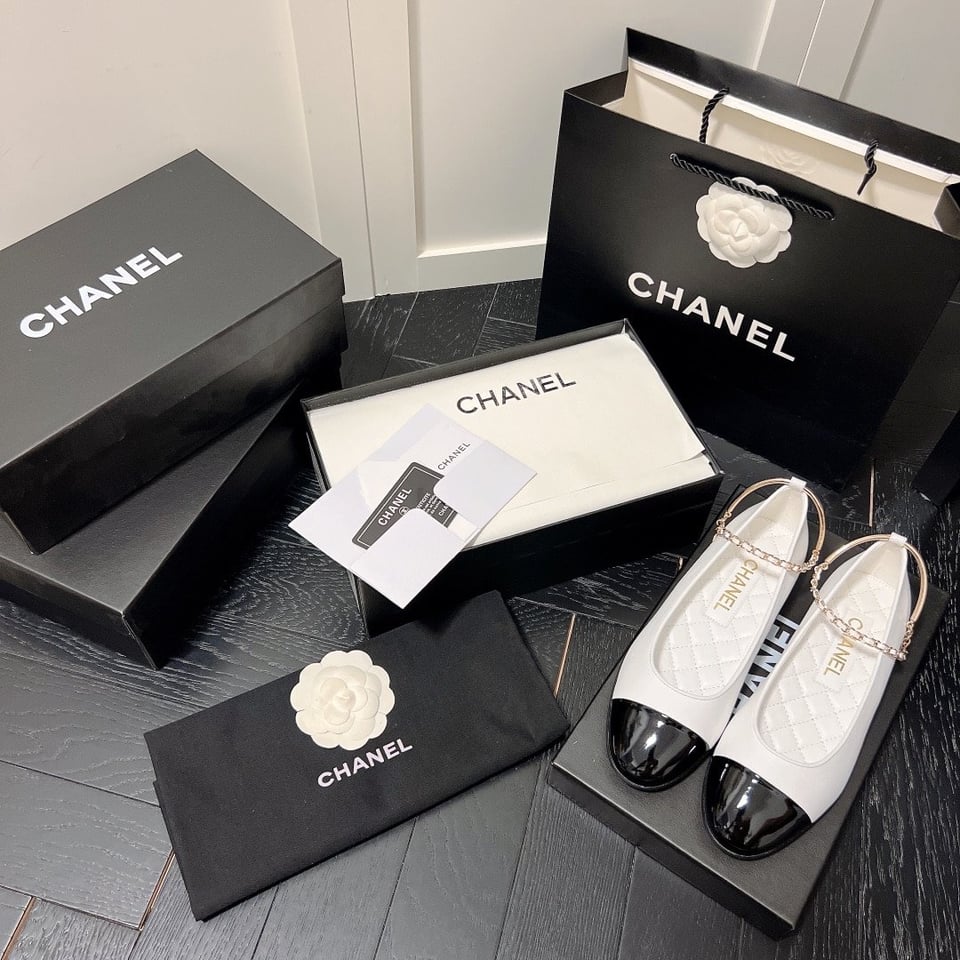Chanel Interlocking Cc Logo Ballet Flats Black White view 3