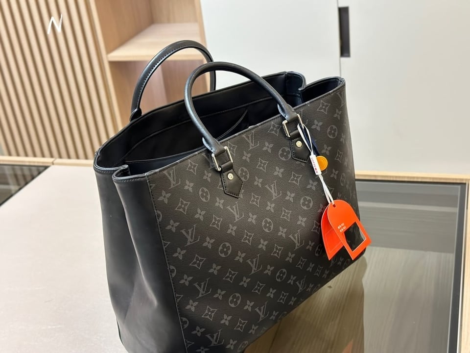 Louis Vuitton Monogram Eclipse Grand Sac Tote Black 33Cm view 4