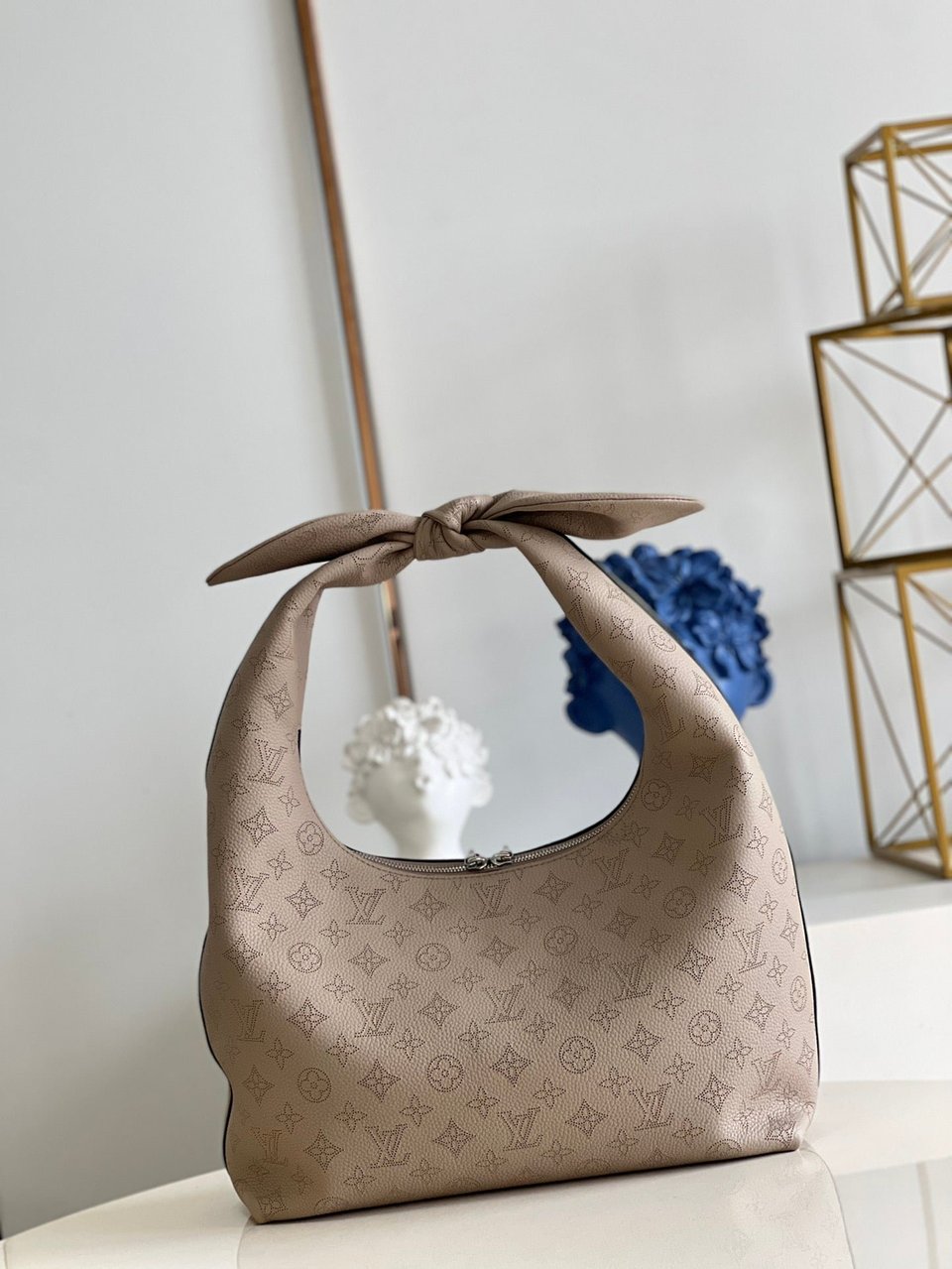 Louis Vuitton Why Knot Mm Beige view 4
