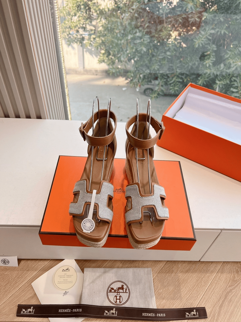 Hermès Elda Espadrille in White Fabric and Bronze Brown Calfskin view 9