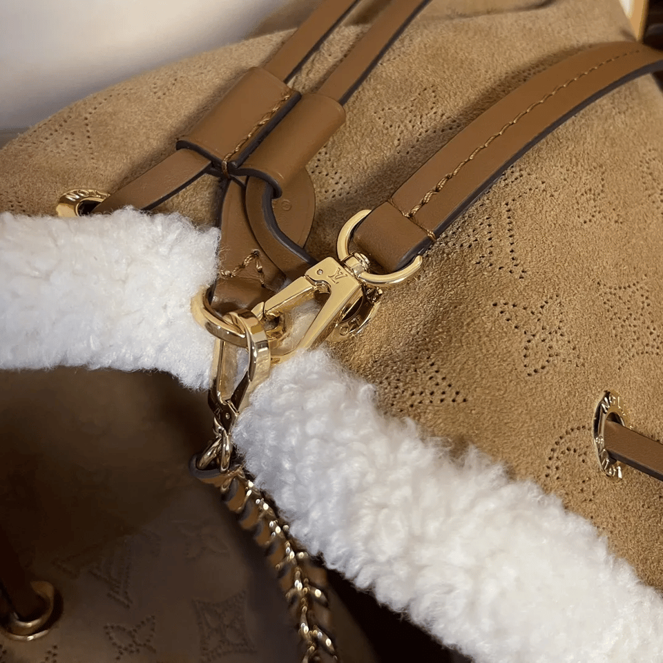 Louis Vuitton Shearling Bucket Bag 22cm/8.7in M11839 view 7