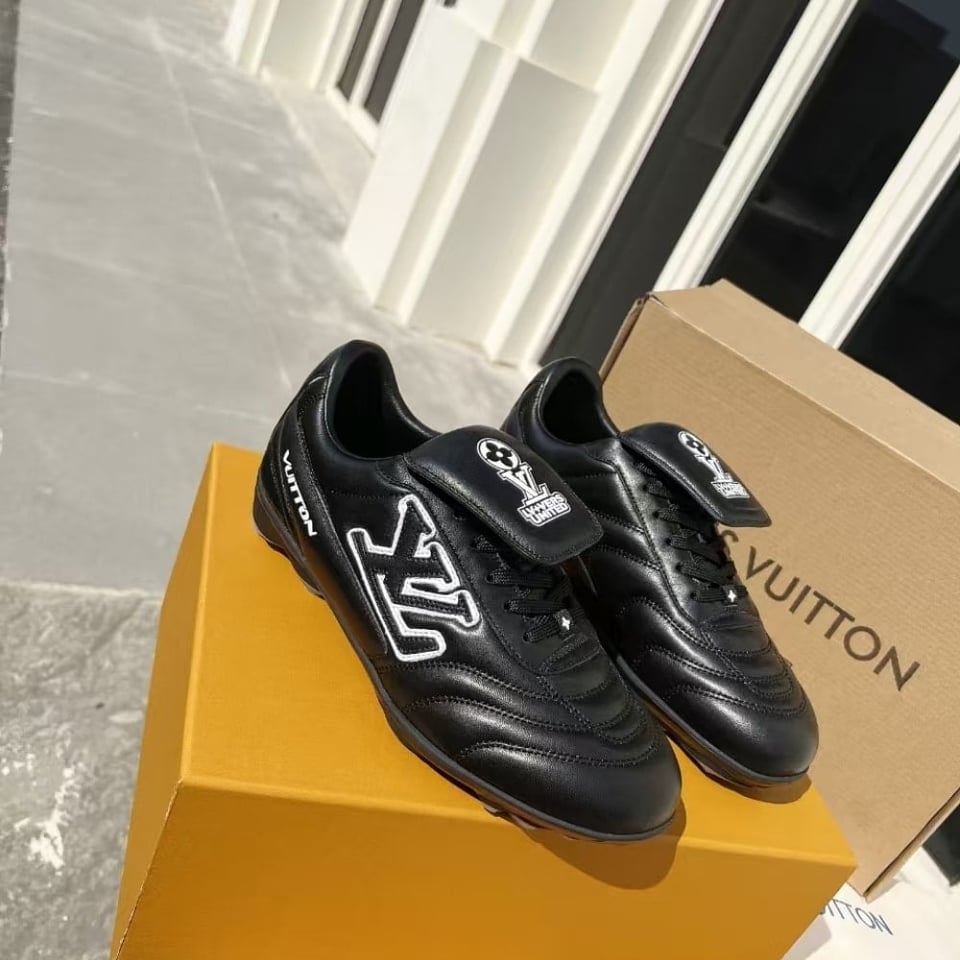 Louis Vuitton Footprint Soccer Sneaker Black 1Ahai9 view 3