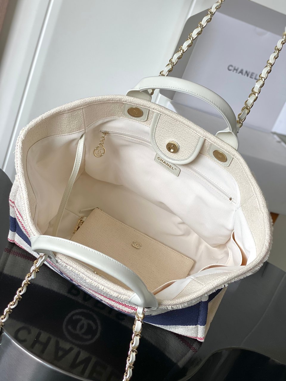 Chanel Crossbody Shopping Bag 35cm/ 13.8in White view 5