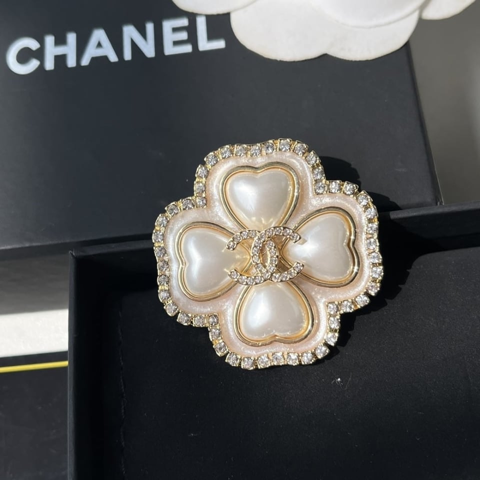 Chanel Cc Flower Brooch Gold With Pearl Heart view 9