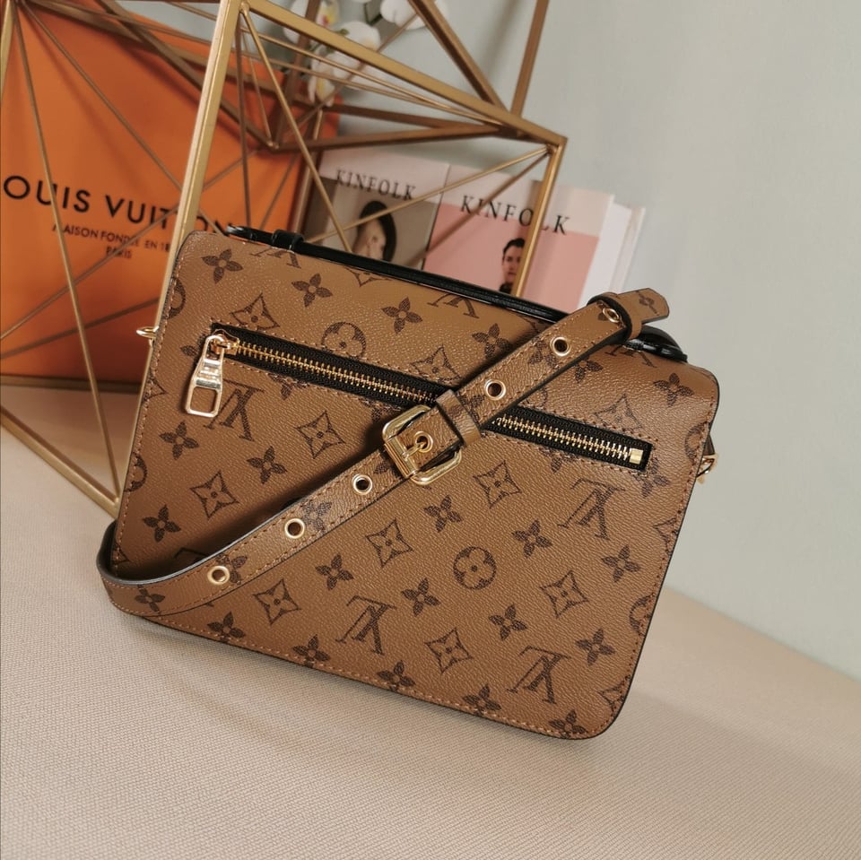 Louis Vuitton Pochette M Tis 27 Cm view 3