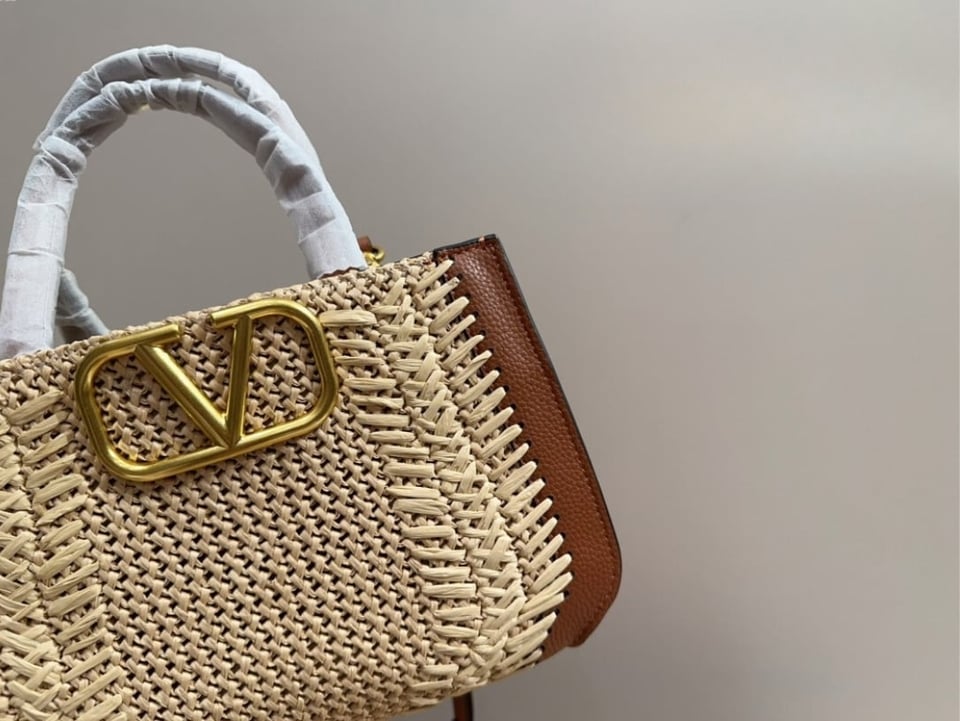 Valentino Garavani Vlogo Signature Handbag With Raffia Embroidery 22Cm view 3