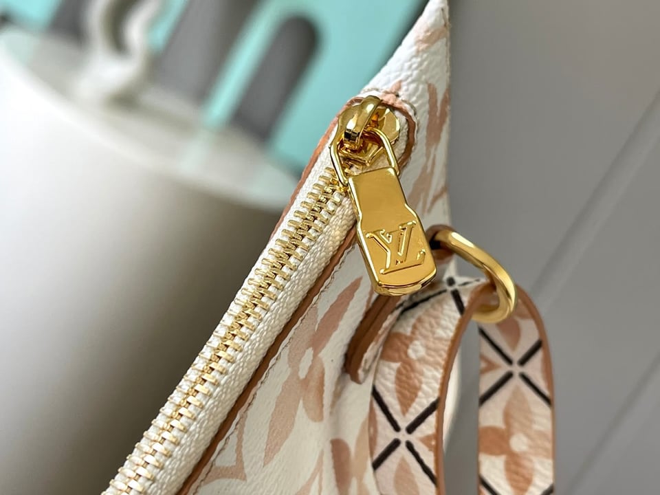 Louis Vuitton M22978 Neverfull MM Beige Monogram view 8