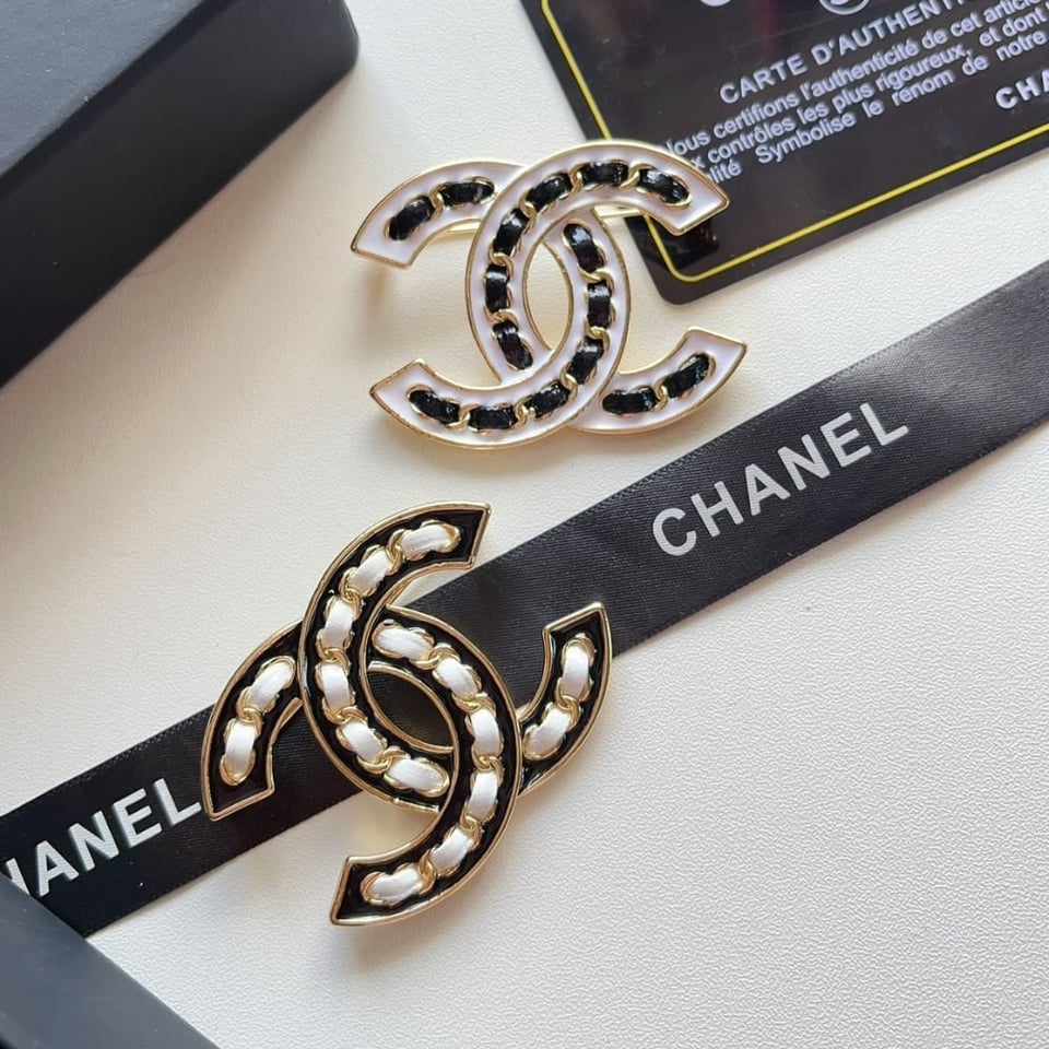 Chanel Cc Brooch Black With White Interwoven Chain Pattern view 5