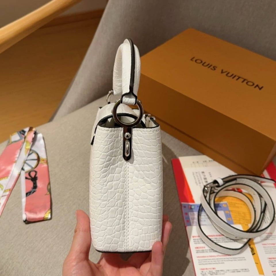 Louis Vuitton Capucines Mini White 21Cm N93701 view 8