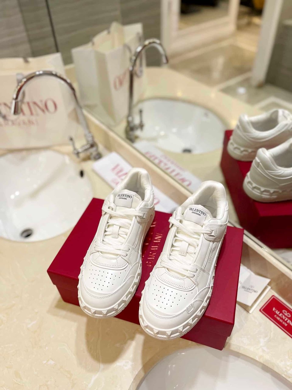 Valentino Garavani Freedots Low Top Sneaker In Calfskin White 4Y2S0H43Rdg 0Bo view 9
