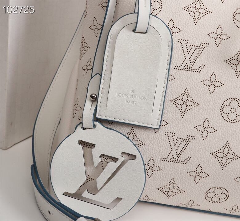 Louis Vuitton Beaubourg Hobo Mm White view 8