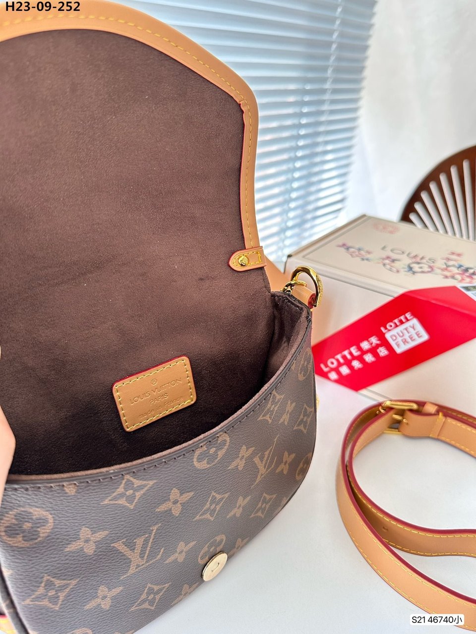 Louis Vuitton Saumur Monogram Brown 20Cm M46740 view 3