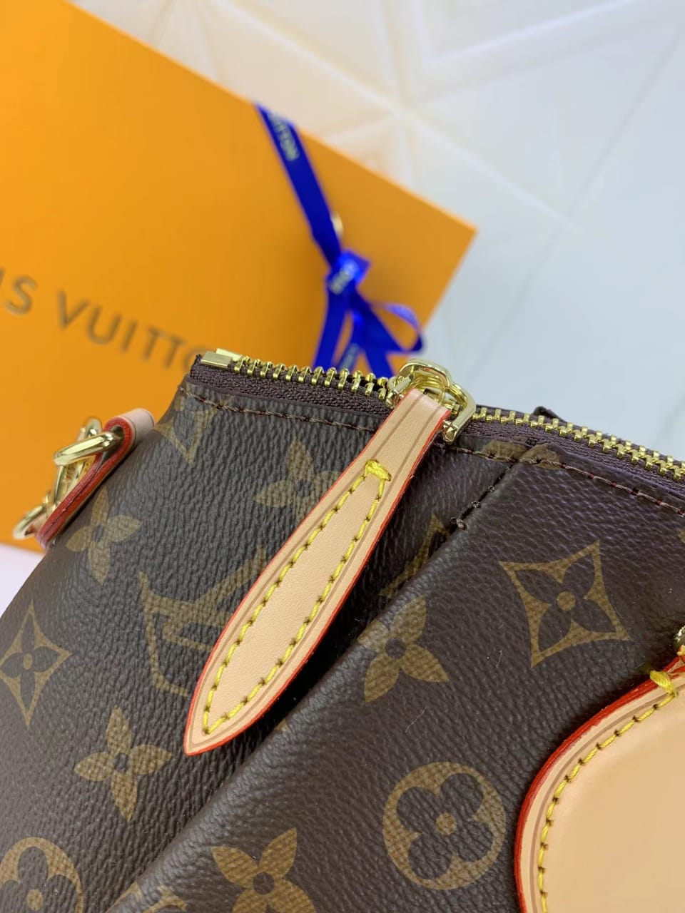 Louis Vuitton Rivoli Pm M44543 view 4