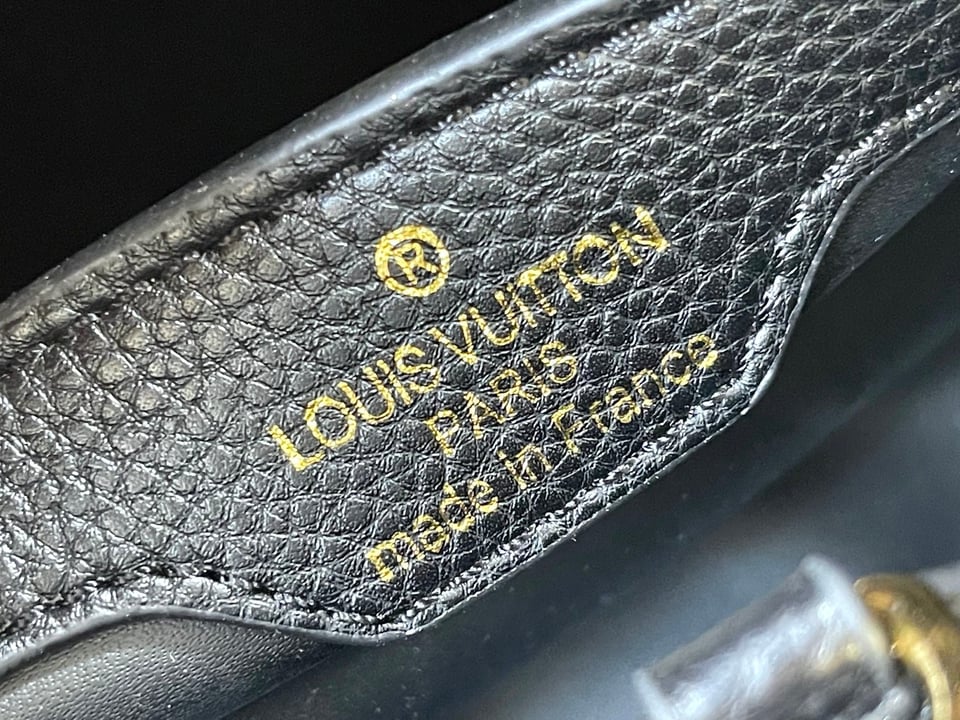 Louis Vuitton Capucines Mm 31Cm view 8