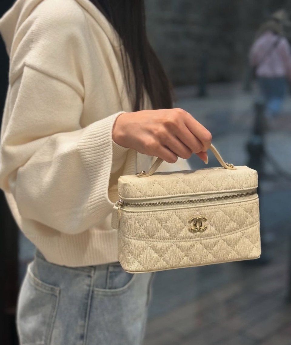 Chanel 25C Vanity Case Beige 20cm view 3