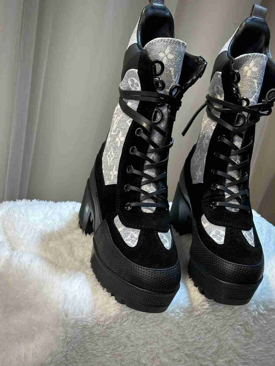Louis Vuitton Laureate Platform Desert Boot Grey 1Ab2X9 view 3