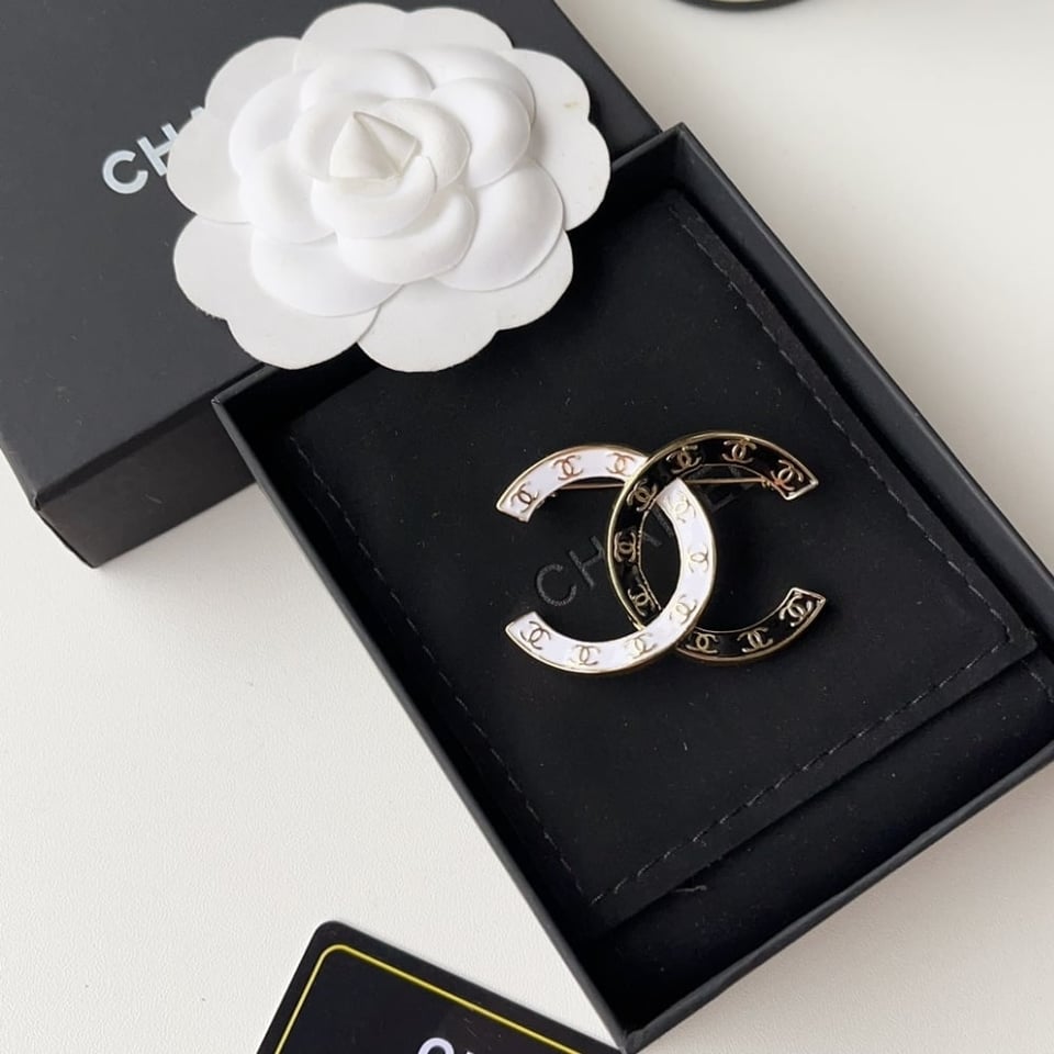Chanel Cc Brooch Black And White view 3