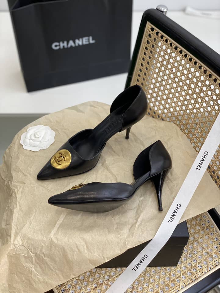 Chanel Cc Logo Heels In Black view 3
