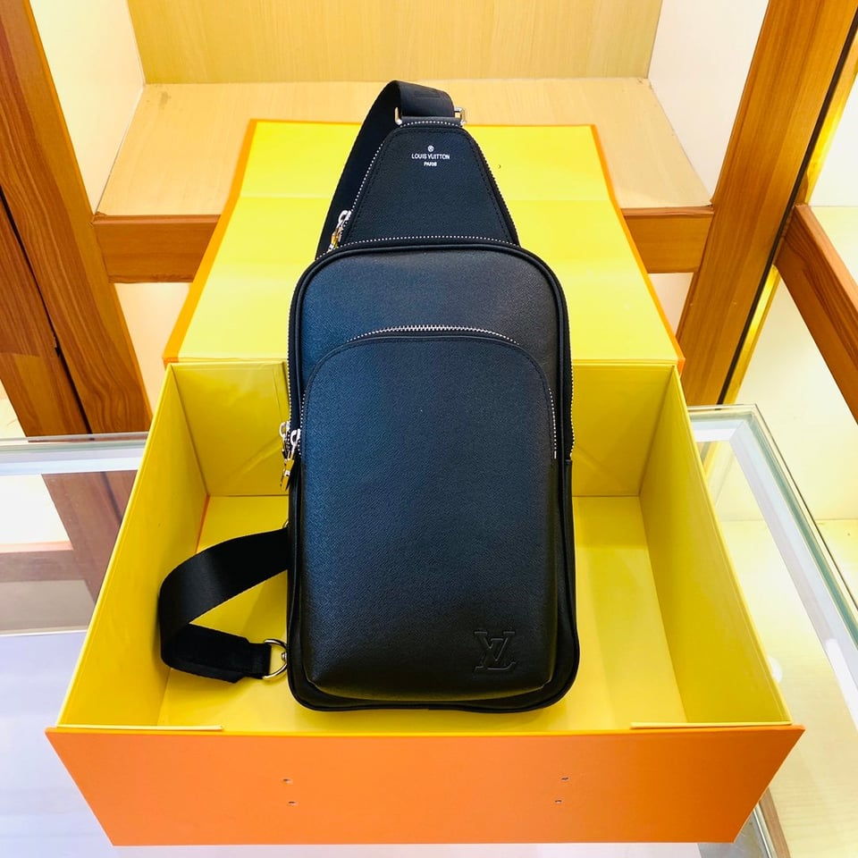 Louis Vuitton Avenue Nm Crossbody Bag Black 31Cm M30971 view 2