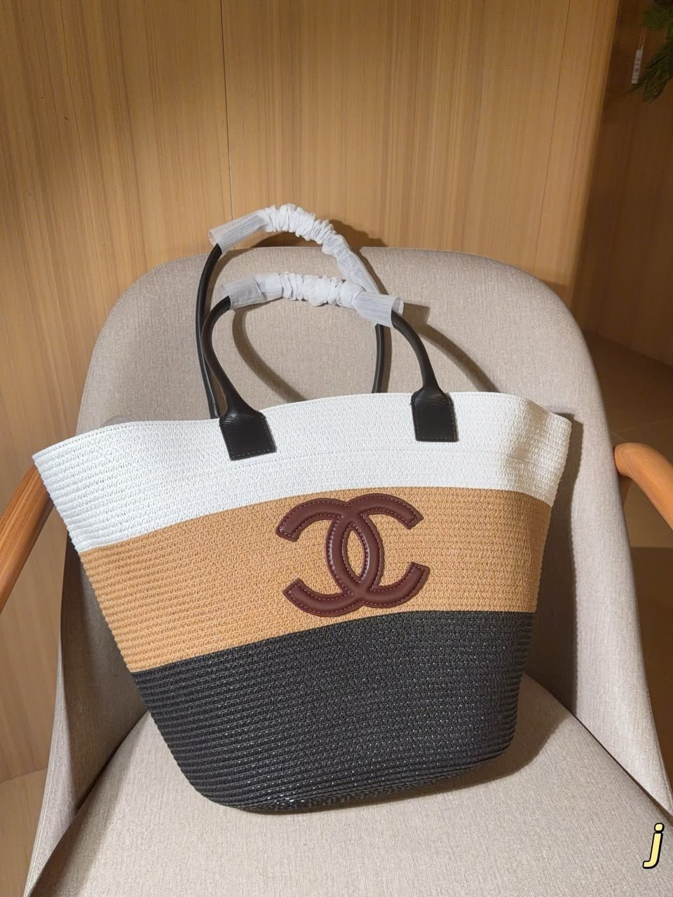 Chanel Maxi-sized Shopping Bag Raffia &amp; Calfskin White 60cm/23.6in AS6148 view 4