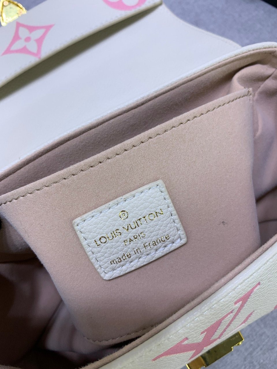 Louis Vuitton Favourite Bag Cream Beige 24Cm view 9