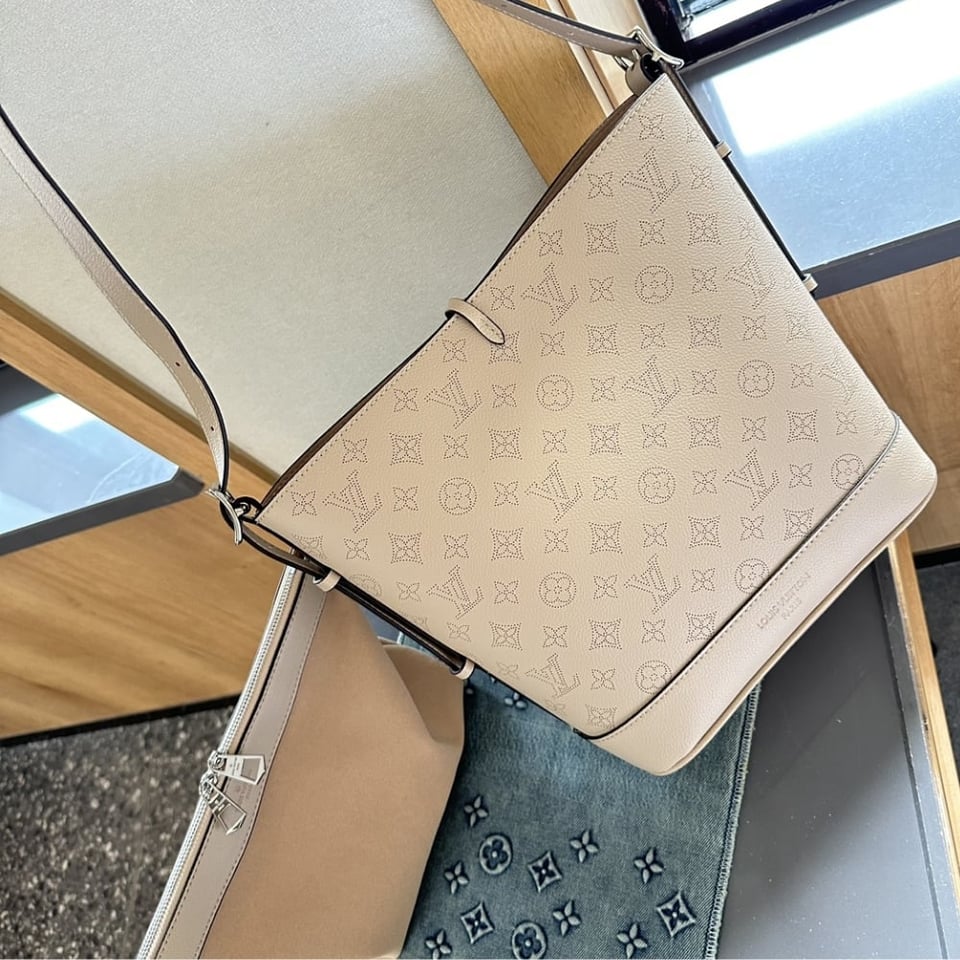 Louis Vuitton Flore Perforated Mahina Beige 22Cm view 8