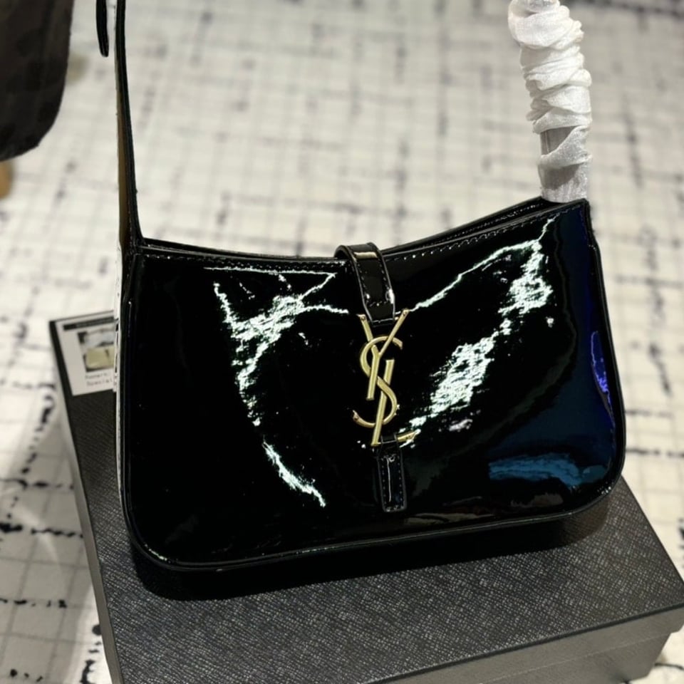 Saint Laurent Le 5 A 7 Patent Hobo Bag In Shiny Leather Black 25Cm view 3
