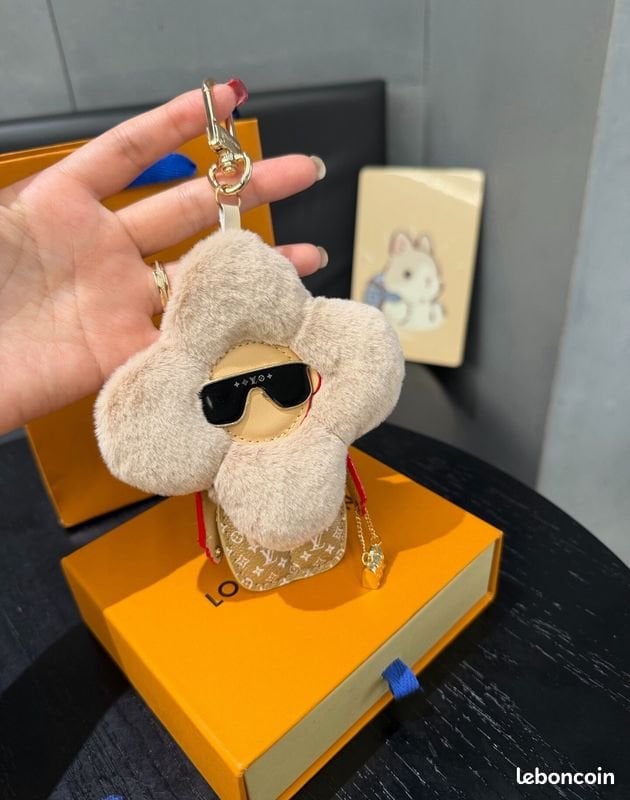 Louis Vuitton Vivienne Fashionista Bag Charm M01739 Gold Calfskin 18cm/7.1in view 2