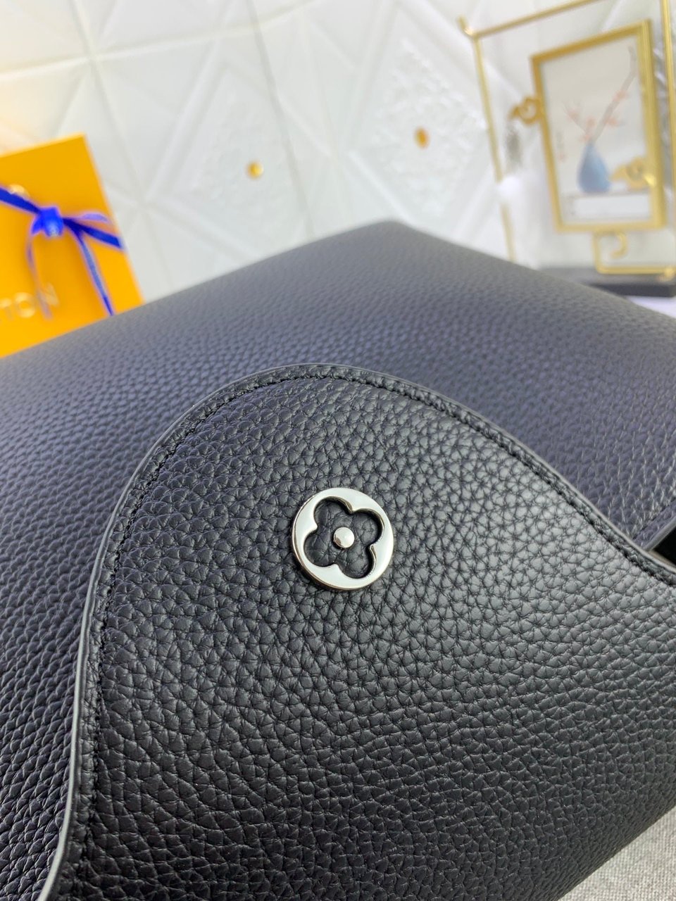 Louis Vuitton Capucines Mm Black view 11